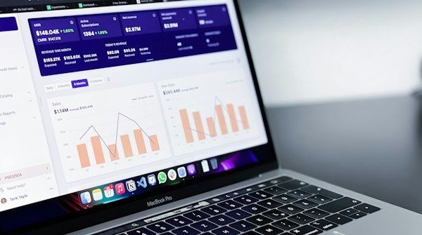 グラフと集計値を表示したノートパソコン